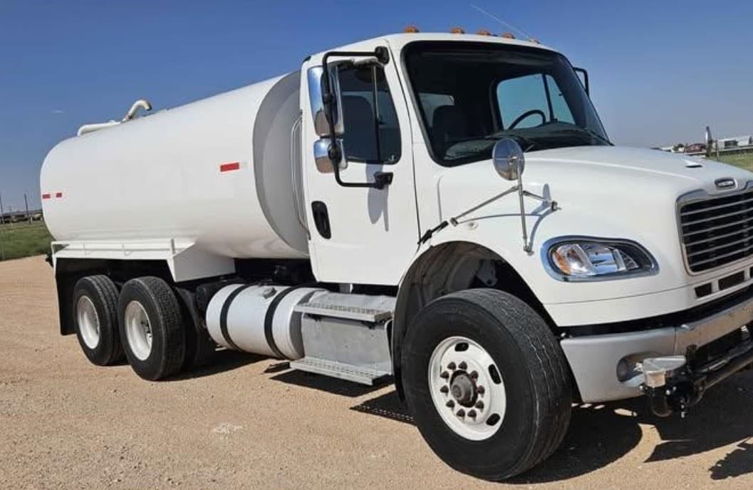 Camión pipa de agua Freightliner M2 106 2017 — 4,000 galones, solo 48,000 millas - fotografia 1