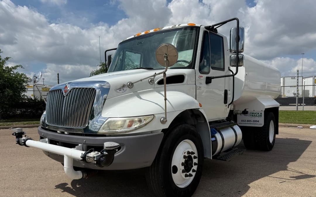 Camión pipa de agua International DuraStar 4300 2018 — 2,000 galones - fotografia 1