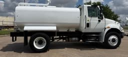 Camión pipa de agua International DuraStar 4300 2018 — 2,000 galones - fotografia 4