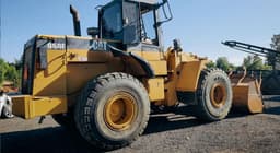 Cargador frontal Caterpillar 950F 1994 — cargador de ruedas de porte grande con cabina - fotografia 3