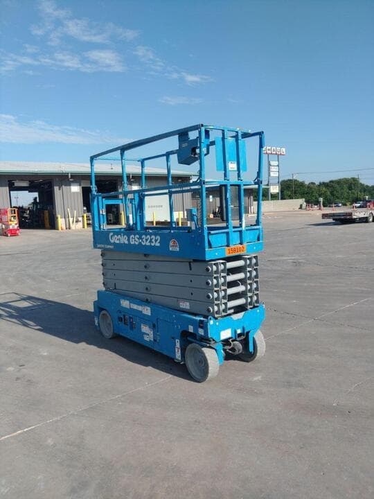 Plataforma de tijera Genie GS-3232 2016 — angosta, eléctrica 38 ft, solo 516 horas - fotografia 1