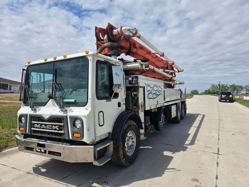 Bomba de Concreto Putzmeister BSF 38Z.16H 2004 – Pluma de 38 m sobre Mack MR600 - fotografia 1