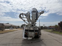 Bomba de Concreto Schwing KVM 39X 2003 – Pluma de 39 m Roll & Fold sobre Mack MR688S - fotografia 3