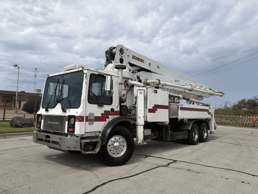 Bomba de Concreto Schwing KVM 39X 2003 – Pluma de 39 m Roll & Fold sobre Mack MR688S - fotografia 1