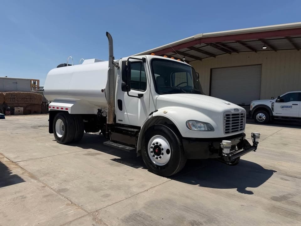 Pipa de Agua Freightliner M2 106 2012 – Tanque de 9,464 Litros (2,500 Galones) - fotografia 1