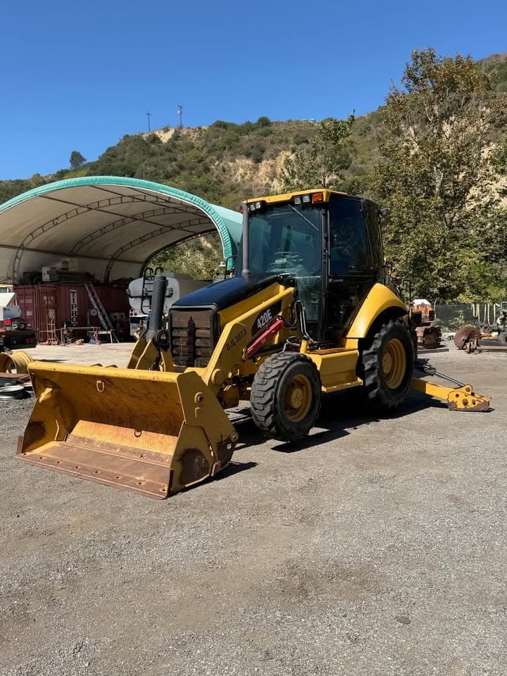 Retroexcavadora Caterpillar 420E 2012 – 4x4 con Cabina Cerrada y 2,813 Horas - fotografia 1