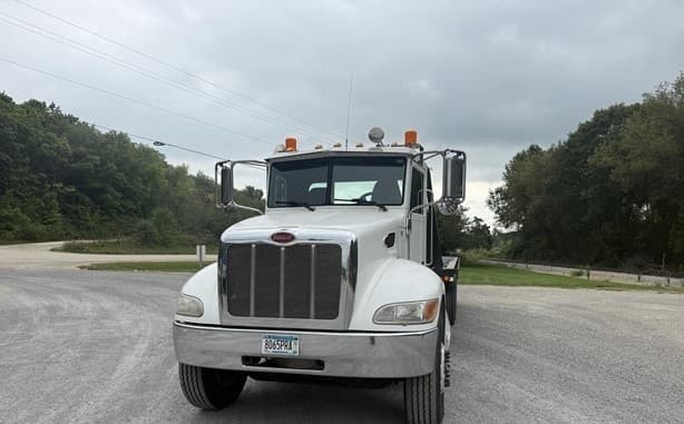 Camión plataforma Peterbilt 348 2013 visto de frente