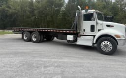 Vista frontal derecha del camión plataforma Peterbilt 348 2013