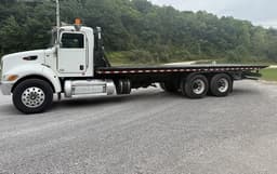 Costado izquierdo del Peterbilt 348 2013 con plataforma de remolque