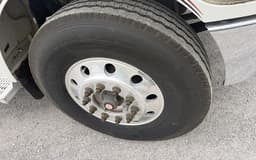 Llanta delantera del camión plataforma Peterbilt 348 2013