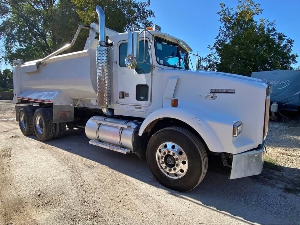 Camión de volteo Kenworth T800 2000 visto del costado izquierdo con caja metálica