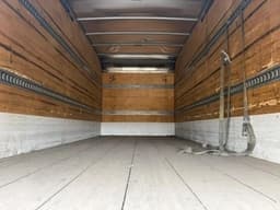 Interior con piso y rieles de la caja seca Freightliner M2 106 2019