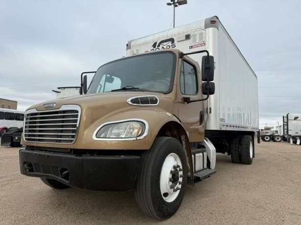 Camión caja seca Freightliner M2 106 2019 visto de frente a la izquierda