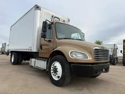Vista frontal del camión caja seca Freightliner M2 106 2019