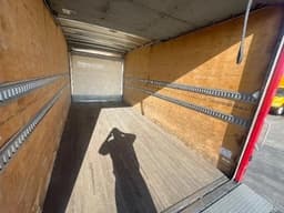 Interior de madera y rieles de la caja seca Freightliner M2 106 2019