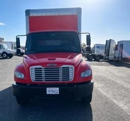 Vista frontal del camión caja seca Freightliner M2 106 2019 rojo