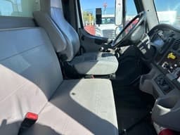 Asientos y cabina del camión caja seca Freightliner M2 106 2016