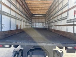 Interior y rieles de la caja seca Freightliner M2 106 2016