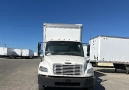 Vista frontal del camión caja seca Freightliner M2 106 2016