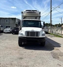 Vista frontal del camión refrigerado Freightliner M2 106 2019