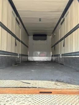 Interior de la caja refrigerada Freightliner M2 106 2019