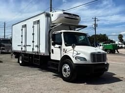 Frente y puertas laterales del camión refrigerado Freightliner M2 106 2019