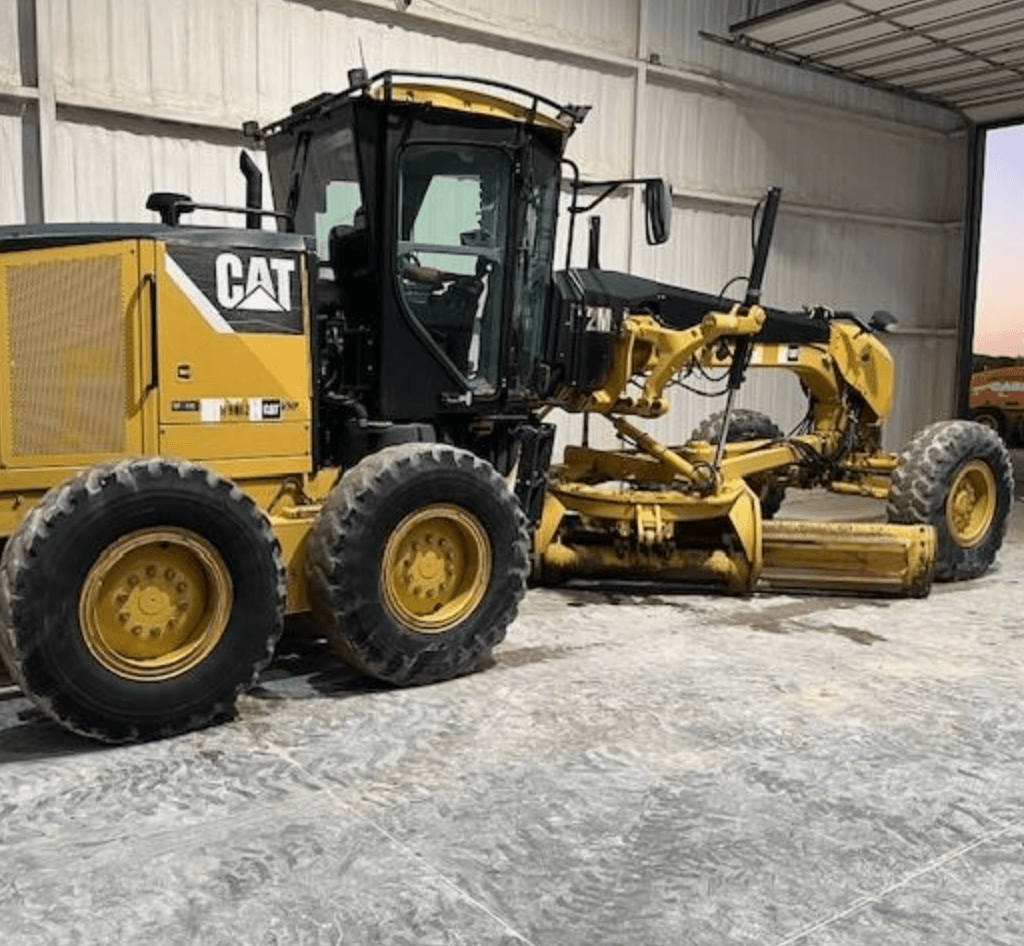Motoconformadora Caterpillar 12M 2008 vista trasera en esquina