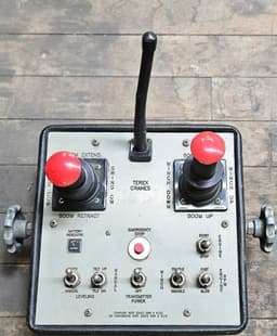 Control remoto fotografiado con grúa titán Terex TC 4792 1998