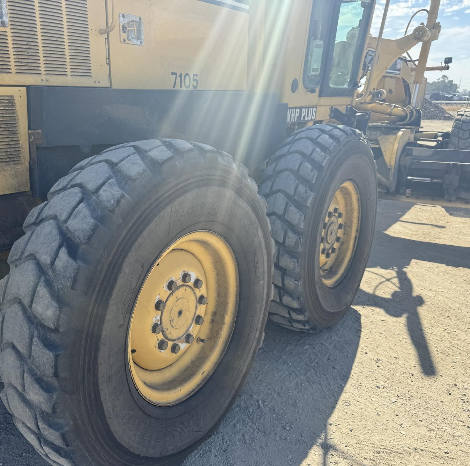 Motoconformadora Caterpillar 140H VHP Plus 2007 — ripper, cabina, A/C y cámaras - fotografia 10