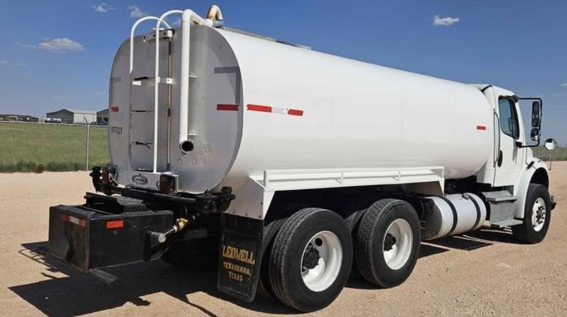 Camión pipa de agua Freightliner M2 106 2017 — 4,000 galones, solo 48,000 millas - fotografia 7