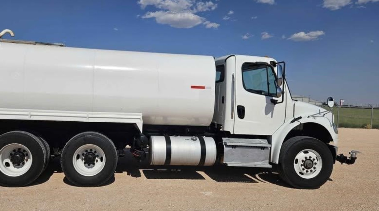 Camión pipa de agua Freightliner M2 106 2017 — 4,000 galones, solo 48,000 millas - fotografia 8