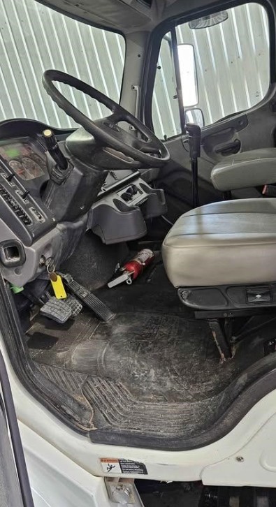 Camión pipa de agua Freightliner M2 106 2017 — 4,000 galones, solo 48,000 millas - fotografia 9