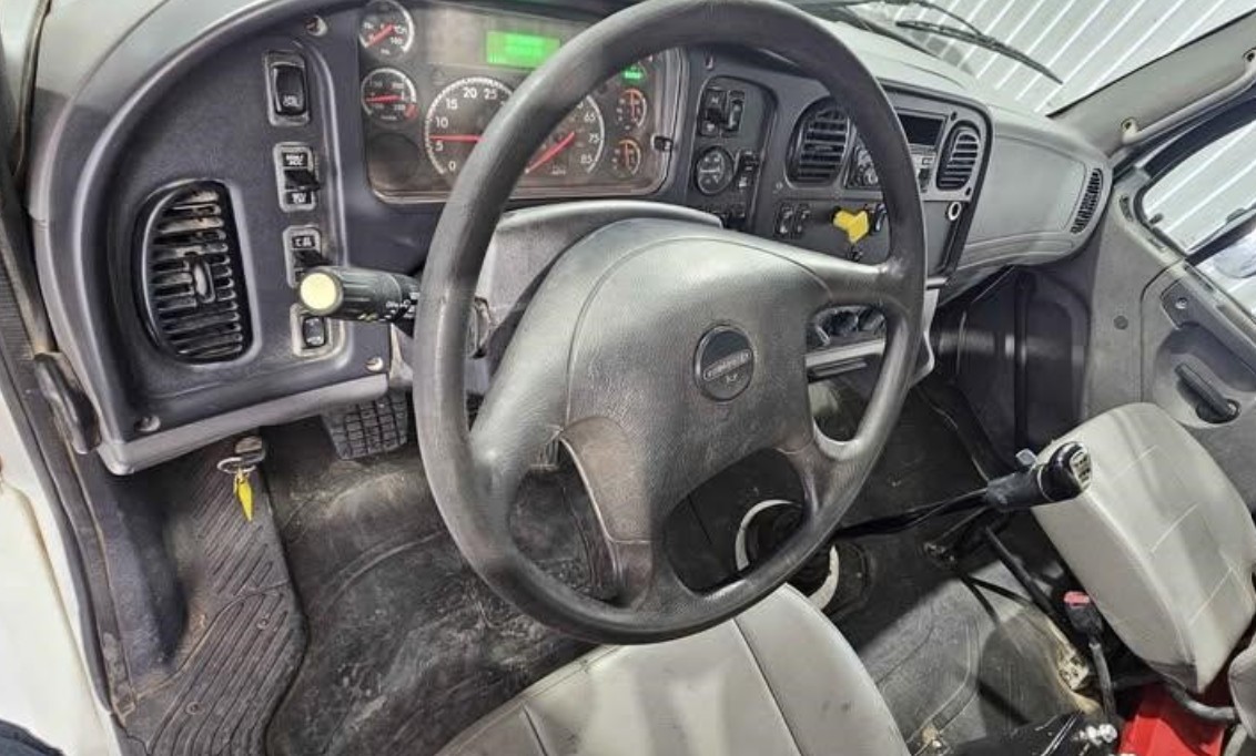 Camión pipa de agua Freightliner M2 106 2017 — 4,000 galones, solo 48,000 millas - fotografia 10