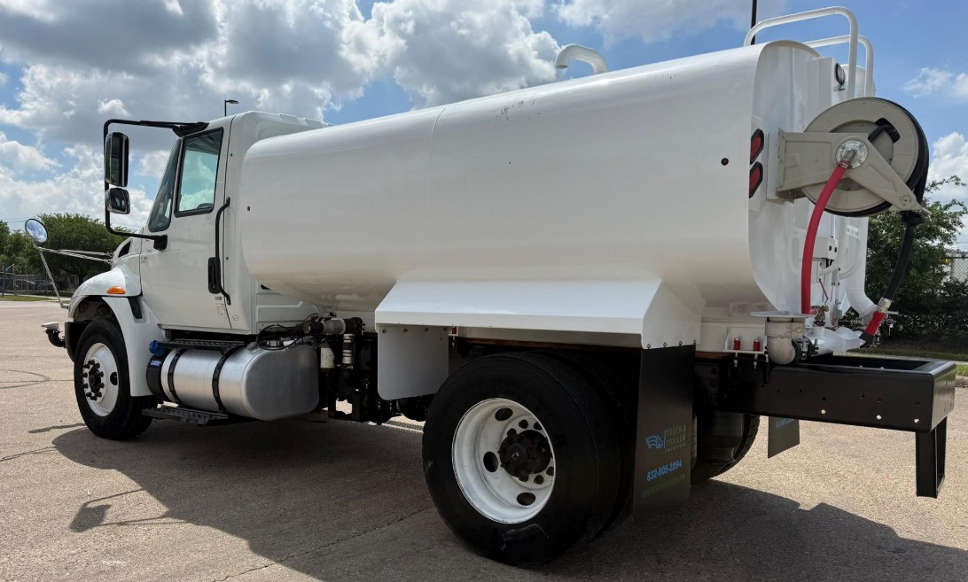 Camión pipa de agua International DuraStar 4300 2018 — 2,000 galones - fotografia 8