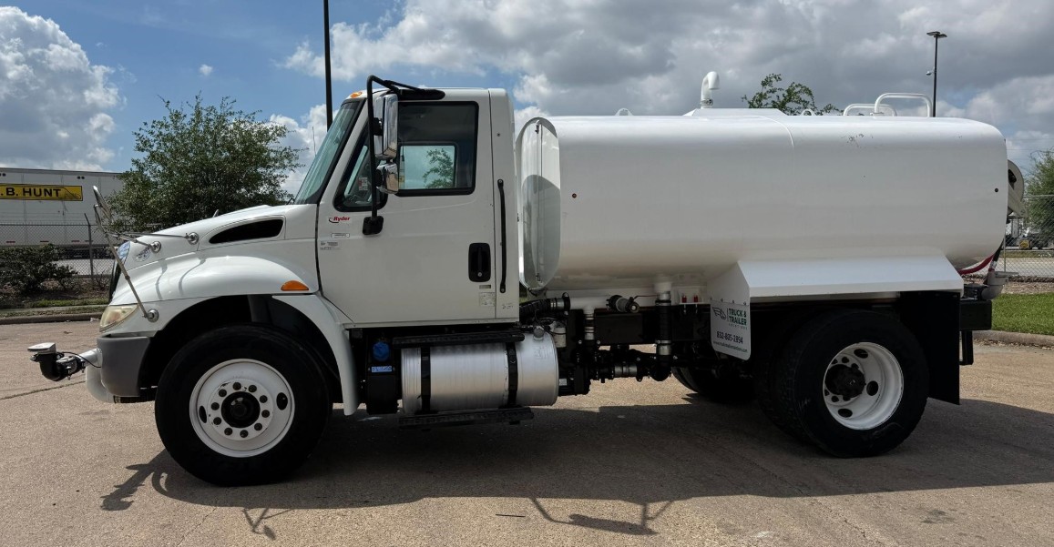 Camión pipa de agua International DuraStar 4300 2018 — 2,000 galones - fotografia 9