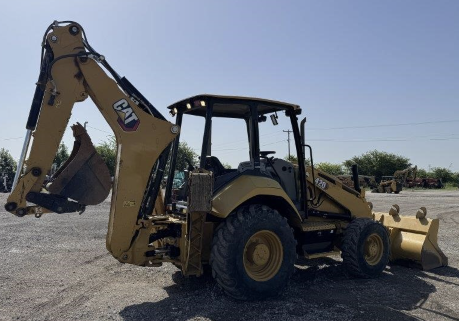 Retroexcavadora Caterpillar 420 2021 — 4x4 con kit para martillo, solo 2,991 horas - fotografia 7