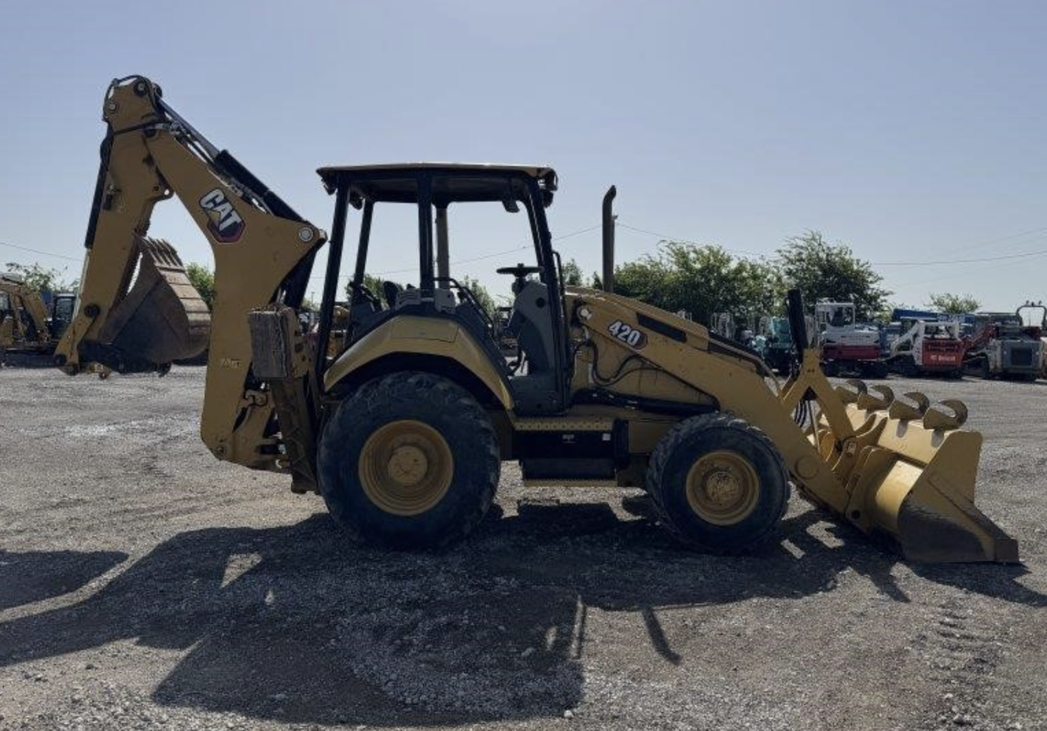 Retroexcavadora Caterpillar 420 2021 — 4x4 con kit para martillo, solo 2,991 horas - fotografia 8