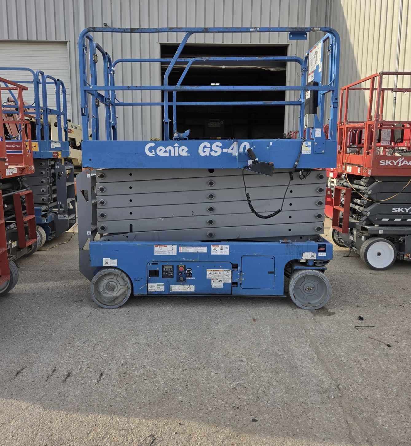 Elevador de tijera Genie GS4047 2019 — scissor lift 45 ft, solo 445 horas - fotografia 7