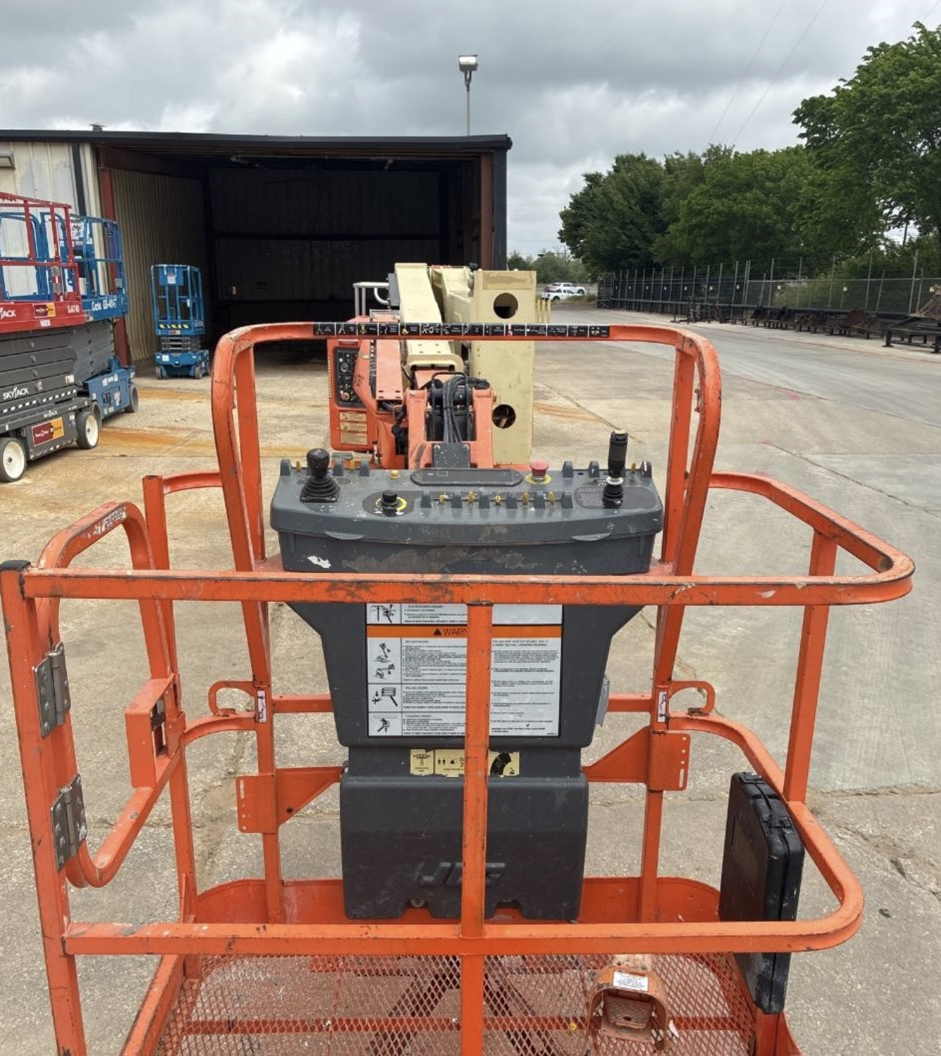 Elevador articulado JLG E450AJ 2016 — eléctrico, 45 ft con jib, solo 906 horas - fotografia 8