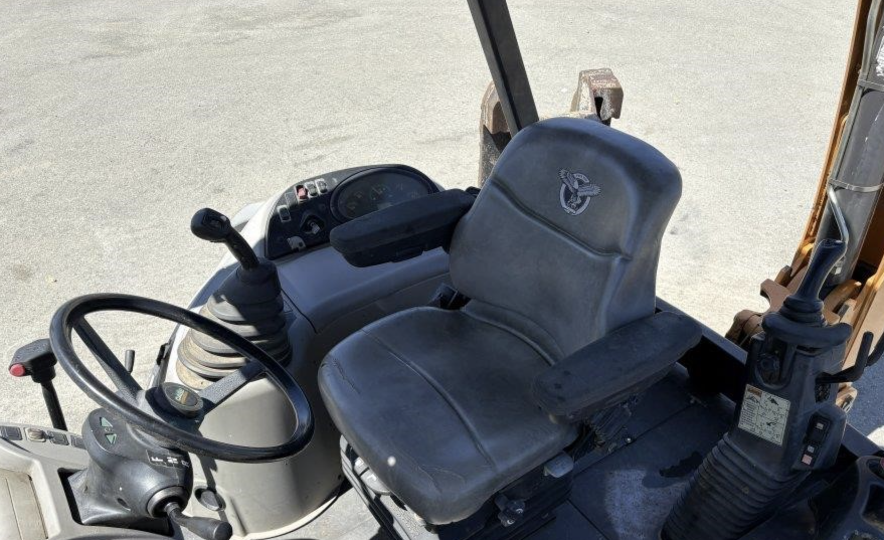 Retroexcavadora Case 580N EP 2021 — 4x4, extensión y martillo, solo 2,069 horas - fotografia 8