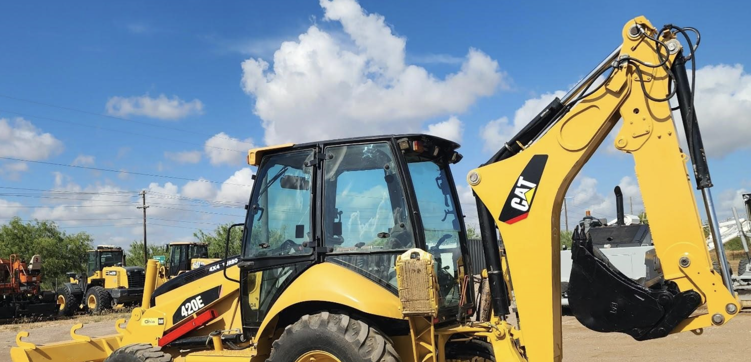Retroexcavadora Caterpillar 420E 2012 — 4x4, cabina y brazo con extensión