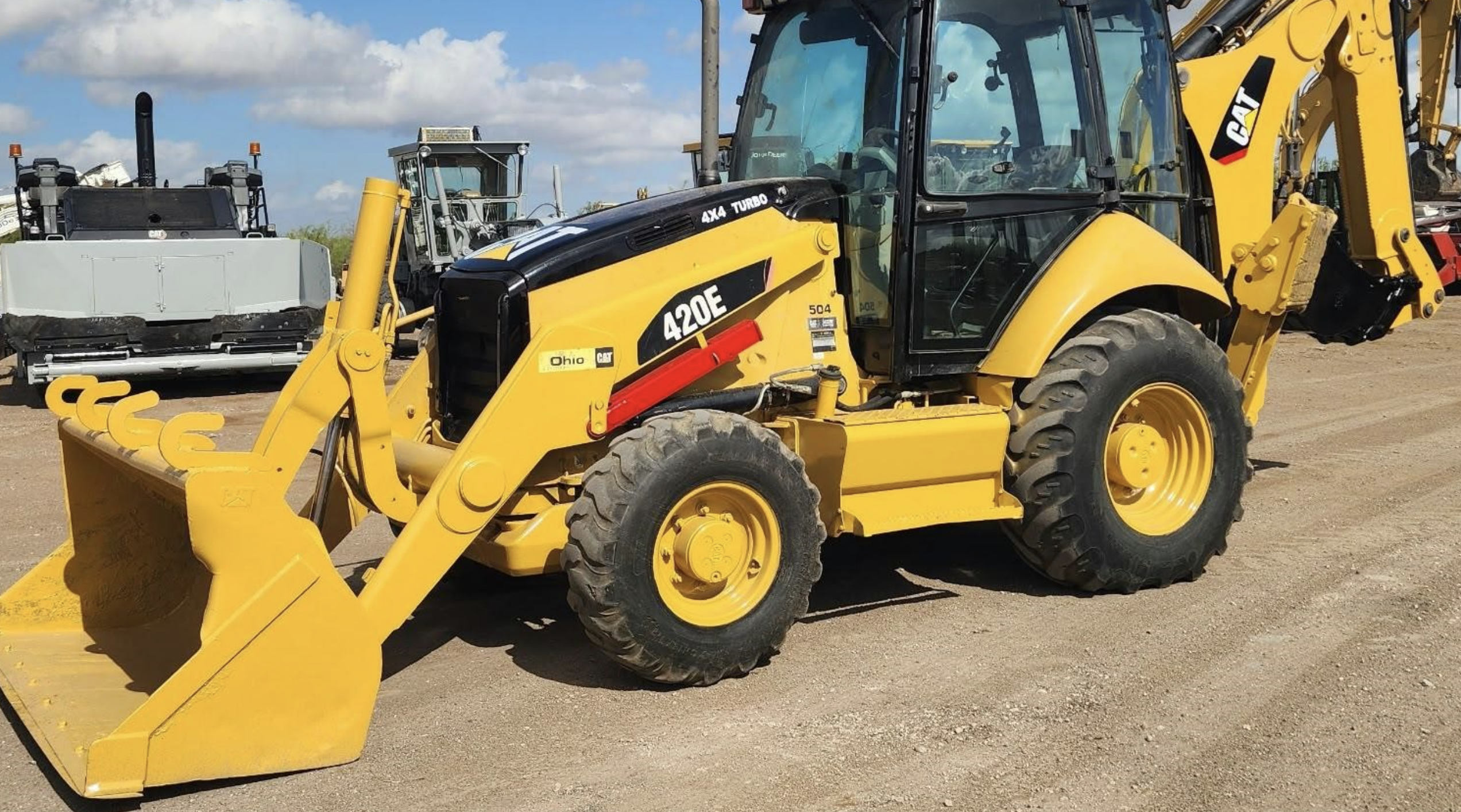Retroexcavadora Caterpillar 420E 2012 — 4x4, cabina y brazo con extensión