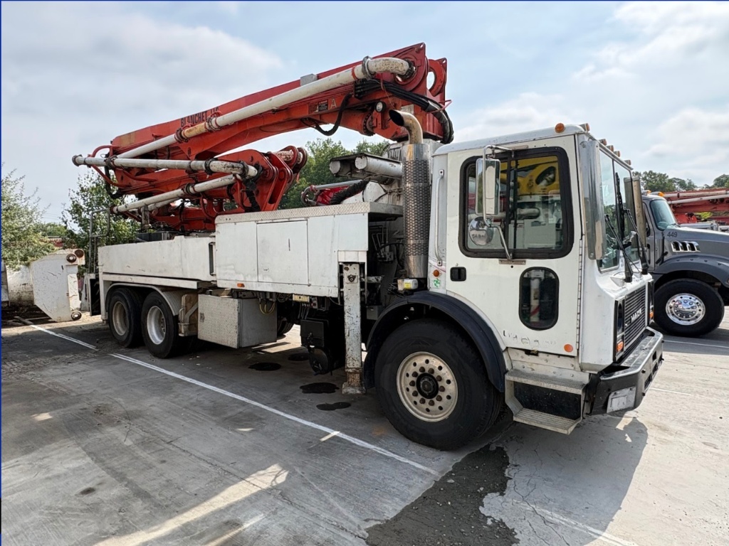 Bomba de concreto Putzmeister BSF31-5.16H 2004 — pluma Z de 31 m sobre Mack MR688S