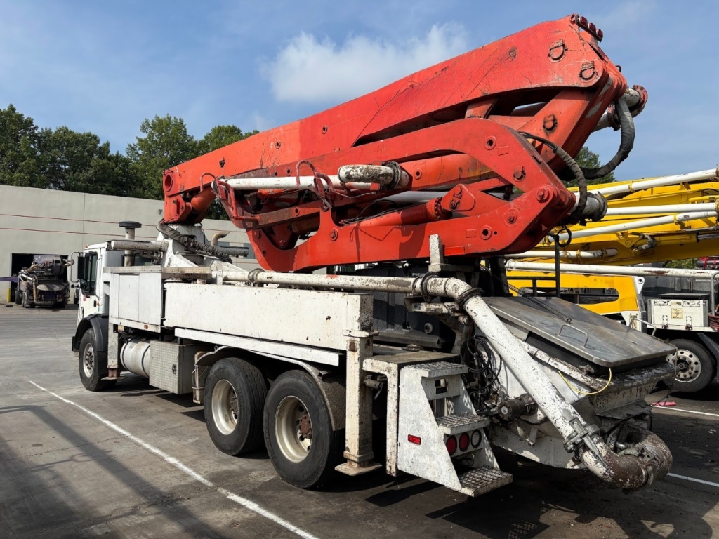 Bomba de concreto Putzmeister BSF31-5.16H 2004 — pluma Z de 31 m sobre Mack MR688S