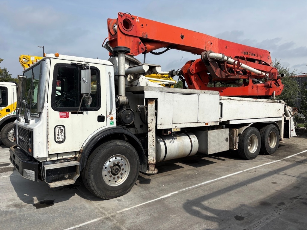 Bomba de concreto Putzmeister BSF31-5.16H 2004 — pluma Z de 31 m sobre Mack MR688S