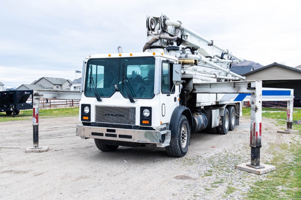 Bomba de concreto Putzmeister BSF38Z.16H 2004 — pluma Z de 38 m sobre Mack MR600