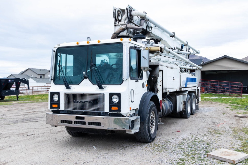 Bomba de concreto Putzmeister BSF38Z.16H 2004 — pluma Z de 38 m sobre Mack MR600