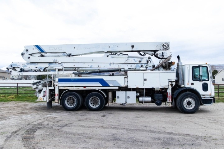 Bomba de concreto Putzmeister BSF38Z.16H 2004 — pluma Z de 38 m sobre Mack MR600