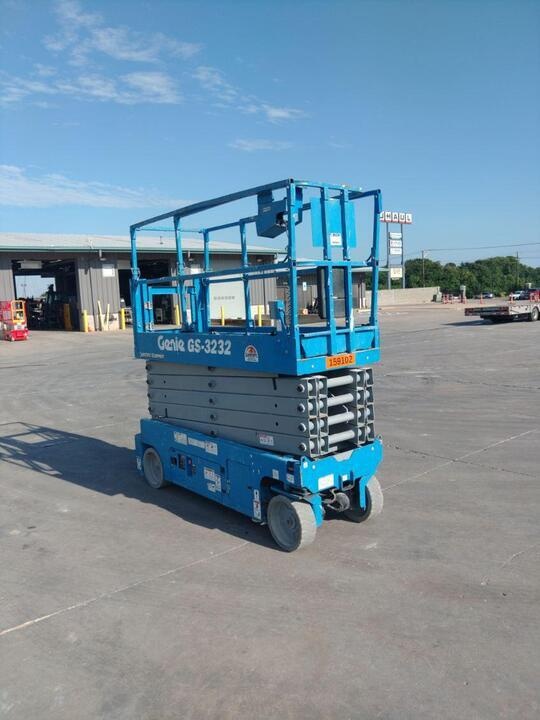 Plataforma de tijera Genie GS-3232 2016 — angosta, eléctrica 38 ft, solo 516 horas