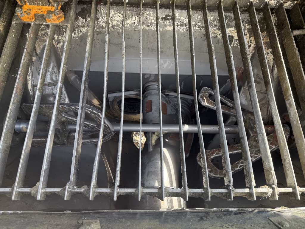 Bomba de Concreto Putzmeister BSF 38Z.16H 2004 – Pluma de 38 m sobre Mack MR600 - fotografia 7